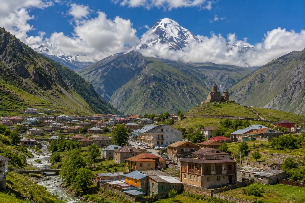 متسارامي ومحيط كازبيجي (Kazbegi Stepantsminda)