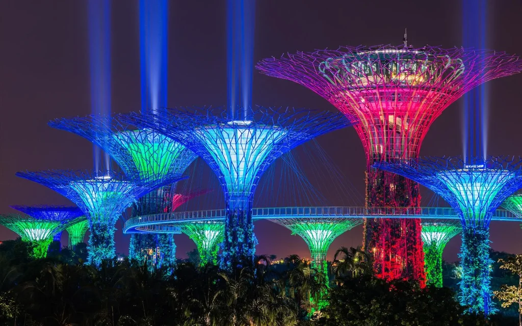 عرض جاردن رابزودي Garden Rhapsody الليلي للأشجار العملاقة المضيئة في حدائق الخليج سنغافورة
